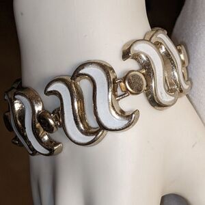 Nice white & goldtone shiny design bracelet